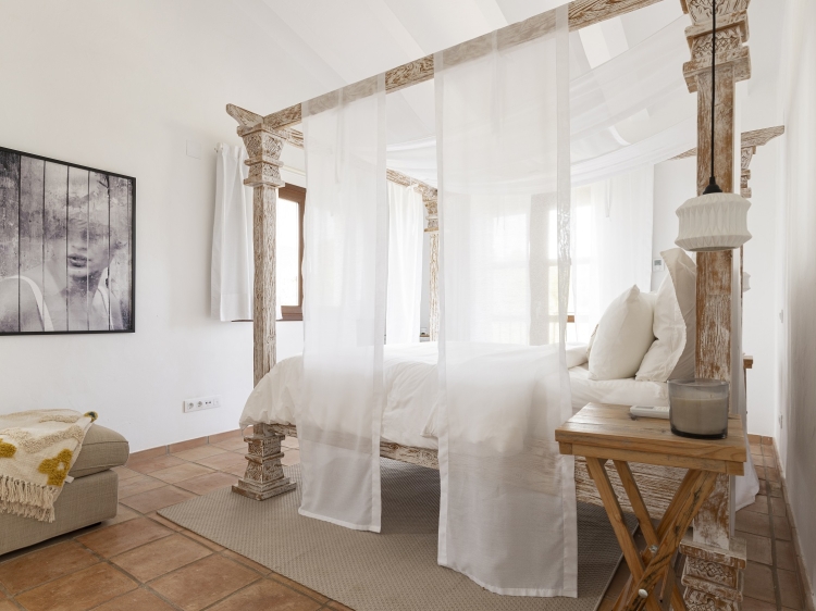 bedroom romantic Cuatre Finques best hotel boutique in Valencia 