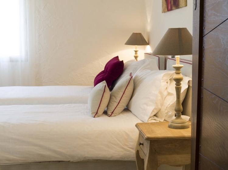 Beautiful Pomegranate Bedroom Olives and Vine Var