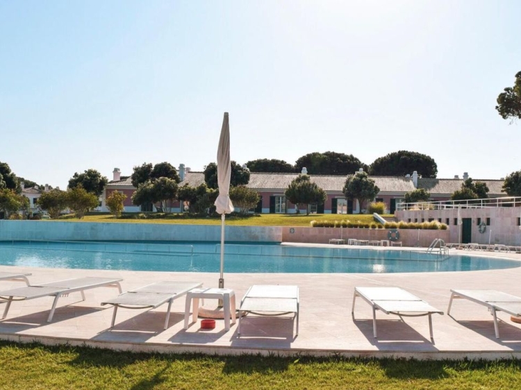 Vila Bicuda resort in cascais near the beach with swimming pool