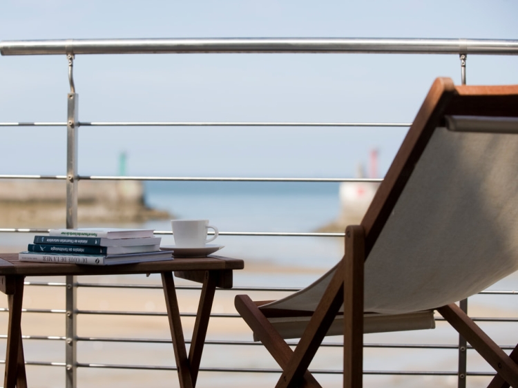 La Maisom Sur le Quai Charming fisherman's cottage blending authenticity with a contemporary spirit, featuring a stunning sea-view terrace.