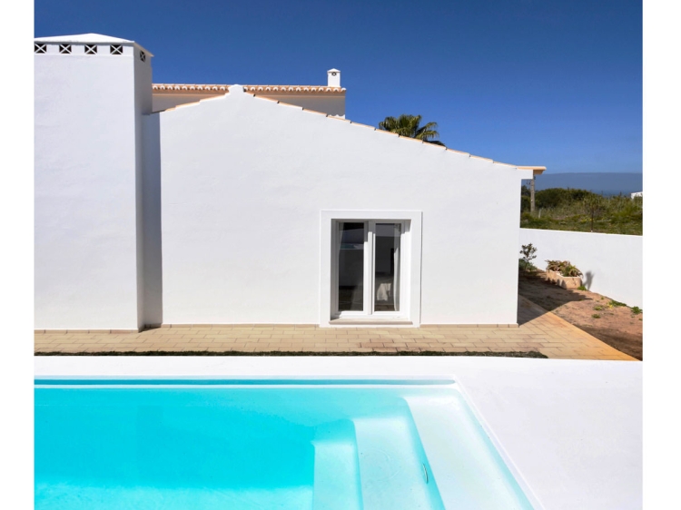 Staying at Villa Elisa Aljezur Algarve pool authenticity sun 