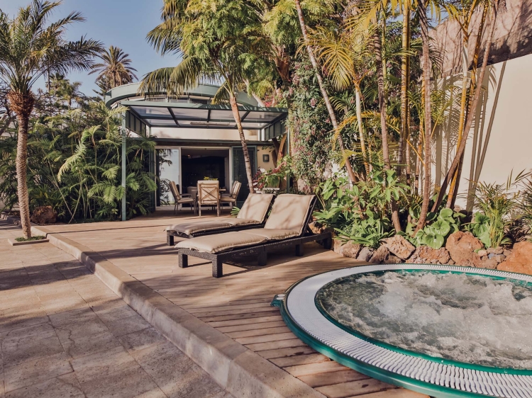 The tropical garden with Jacuzzi