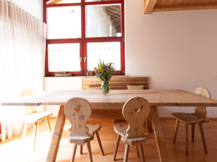 Dining area with large wooden table, Ansitz Pastreinbach, Südtirol/Italien, Secretplaces, Ansitz Pastreinbach, Südtirol/Italien, Secretplaces