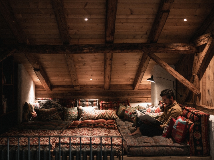 Chill area with library Felder Alpin Lodge