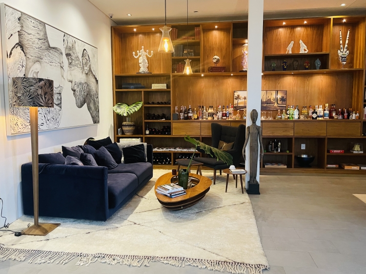 Common lounge & bar.