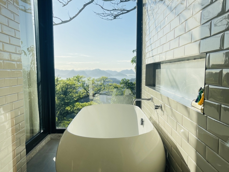 Deluxe Suite. Bathtube