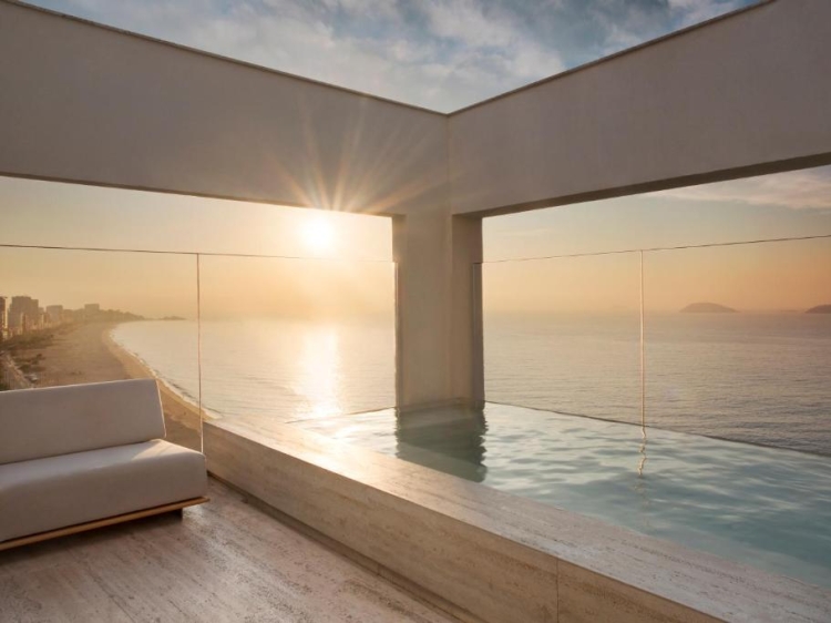 Pool with ocean view at hotel Janeiro, Rio de Janeiro