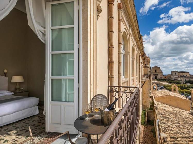 Balcony with panoramic views in Seven Rooms Villadorata in Noto