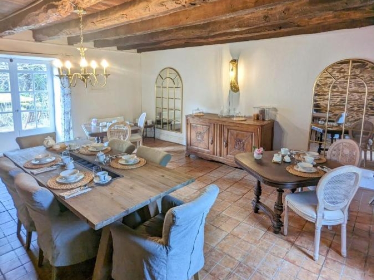 Dining hall in Sous le Chateau boutique B&B