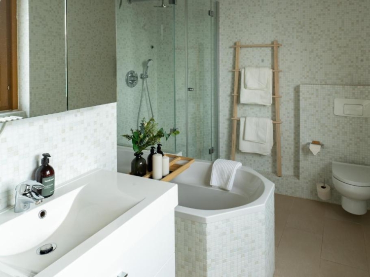 Beautiful and elegant bathroom of the hotel The Charming by Curt Suites. Exclusive and central hotel in Berlin.