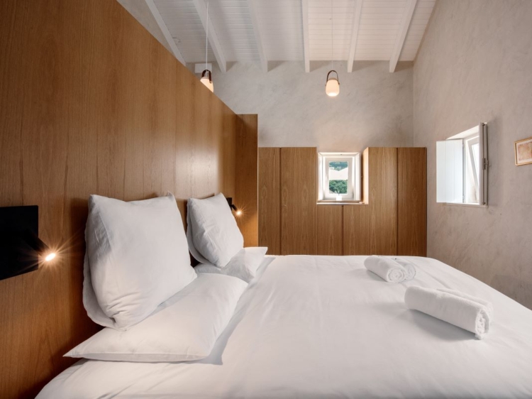 Kingsize bed in master bedroomLa espectacular piscina The Yellow House casa de vacaciones en Monchique algarve