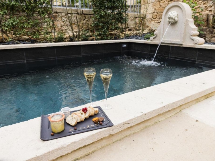 Hotel Le Petite Manoir in Sarlat-la-Canéda, France. Pleasant, exclusive and traditional hotel. Luxury rooms and swimming pool. 