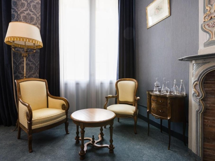 Exclusive hotel Le Petit Manoir in Sarlat-la-Canéda in France. Exceptional and majestic hotel with swimming pool. Quiet and pleasant. Romantic getaway for a couple. 