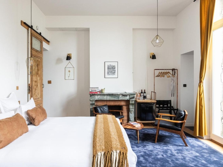 Elegant and exclusive hotel Casa Blanca B&B. . Breakfast included. Luxury hotel. Family holiday in Bordeaux, France.  