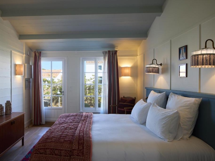 Hotel suite with spa La Mission L'Ile d'Yeu, France. Best hotels with swimming pool. Family holidays. Exclusive hotel.  
