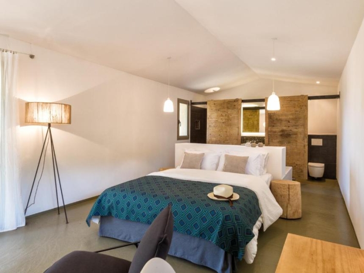 Hôtel Les Chambres de Mila. Boutique hotel on the island of Bonifacio, Corsica, France. Charming hotel with swimming pool. Family holidays. 