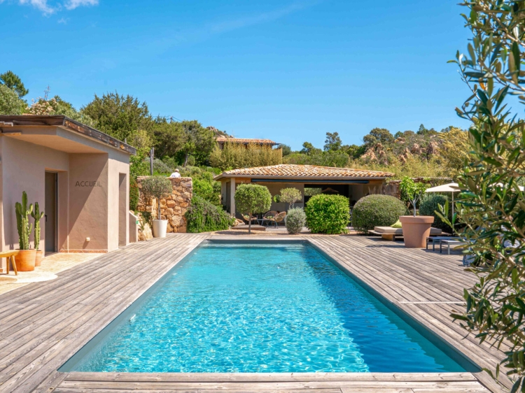 Hôtel Les Chambres de Mila. Boutique hotel on the island of Bonifacio, Corsica, France. Charming hotel with swimming pool. Family holidays. 