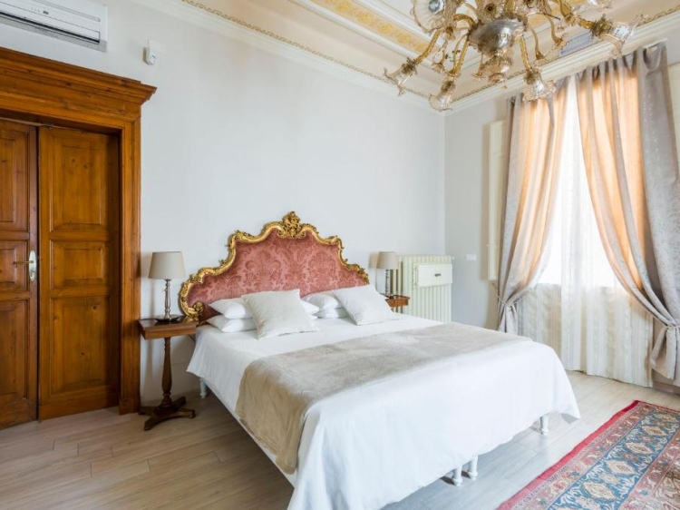 Villa Savioli Room & Breakfast, a charming, small and affordable hotel in the heart of Bologna.