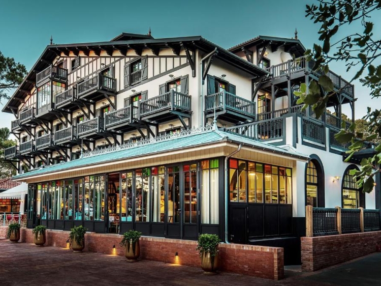 Ha(a)ïtza, a luxury boutique hotel by the beach with a swimming pool in Arcachon Pyla. Romantic and intimate.