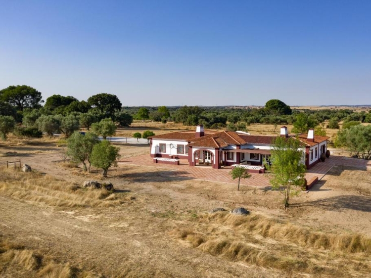Casas da Quinta de Cima – Charming villas and B&B near Évora, with a swimming pool and horse riding in the heart of Alentejo.