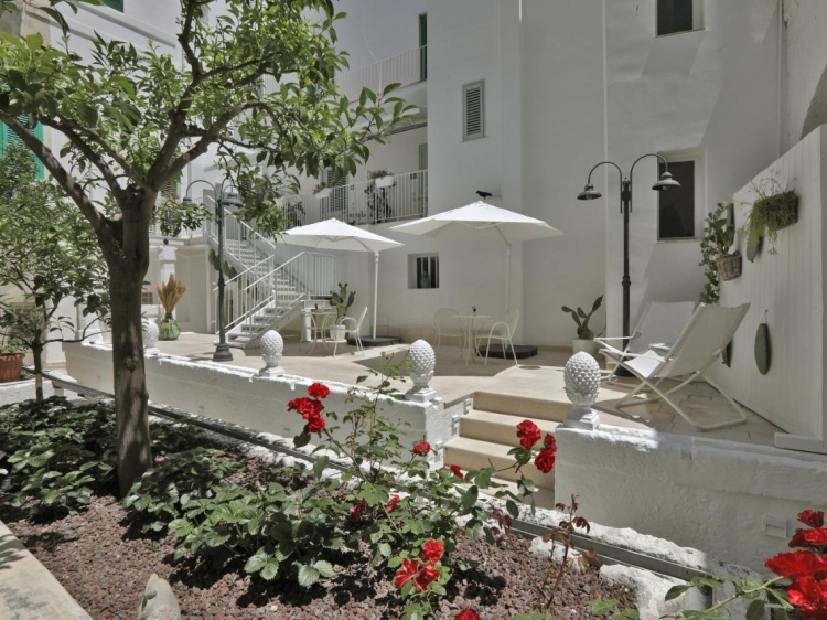 CSA - Corte Sant'Angelo - Suite Monopoli Bari. Charming aparthotel in Bari. Room with kitchen. Hotels for families. Best hotels in the centre of Monopoli. 