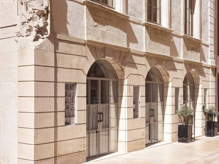 Hôtel et Restaurant de Tourrel: boutique hotel with gourmet restaurant in the historic centre of Saint-Rémy-de-Provence, perfect for an exclusive getaway in Provence.