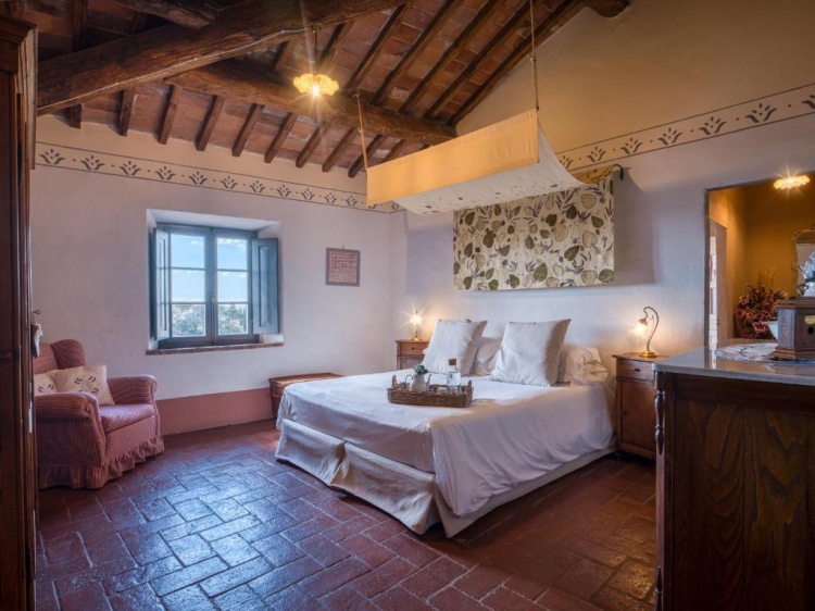 In a lovingly restored village in Le Marche, Argenina offers self-catering country houses and elegant rooms in a charming B&B. Vineyards, stillness, homemade breakfasts and family-style cooking in one of central Italy’s most authentic regions.