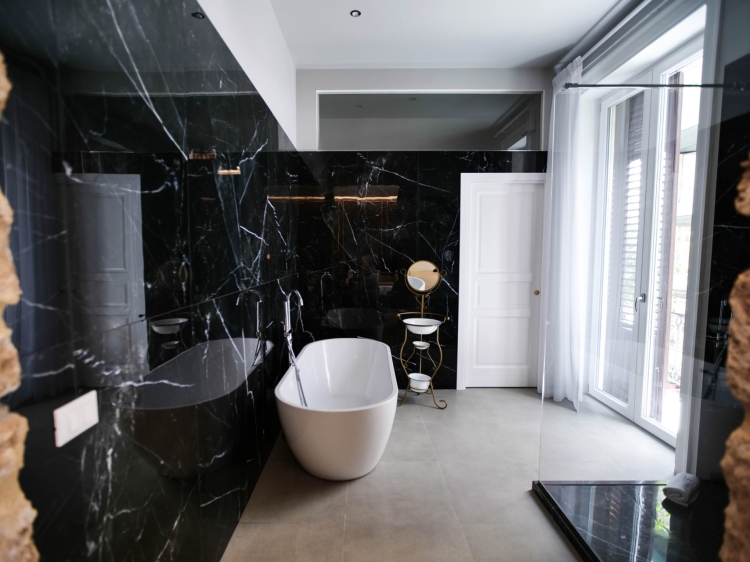 Bathroom with Bathtub Family Affair B&B