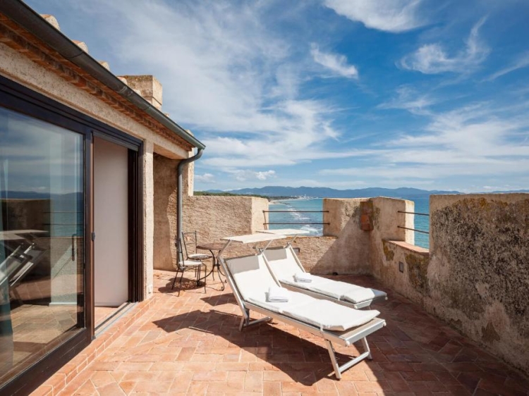 Terrace in charming seaside boutique hotel Torre Mozza on the Tuscan coast in Piombino