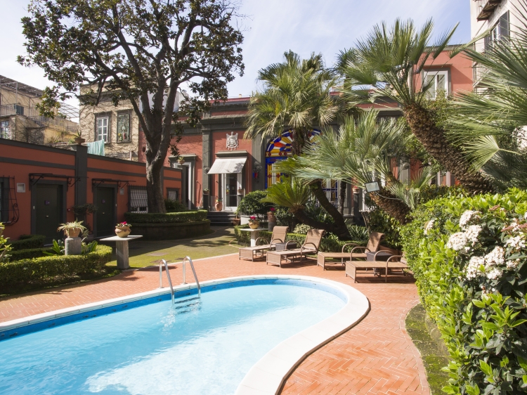 Swimming-pool Costantinopoli 104 hotel with encanto in el centro de napoles