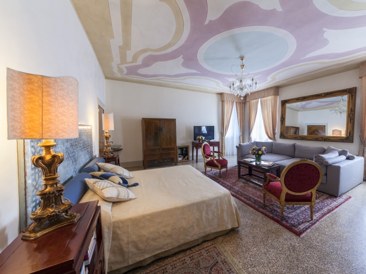 Charming Accommodation Canal View Palazzo Foscolo - Casa de Uscoli romantic historical building Venice