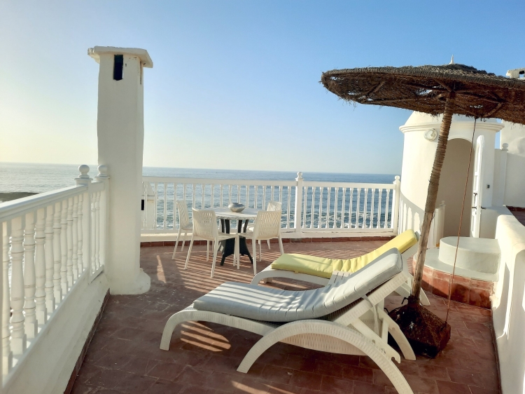 Breathtaking view from the terrace of flat no.1 of Jack's Apartements. The roof terrace invites you to linger and is equipped with a dining table and chairs, as well as sun loungers and a parasol.