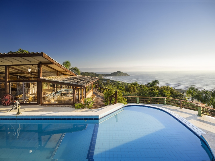  Infinity edge pool with solar heating and panoramic view of Praia do Rosa beach