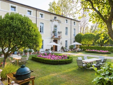 Chateau Talaud - Hotel & Self-Catering in Loriol du Comtat, French Riviera & Provence
