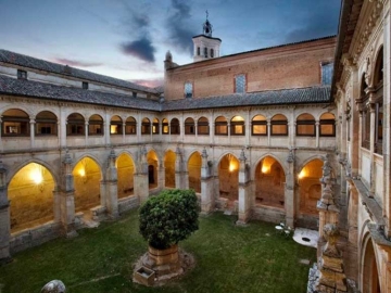 Real Monasterio de San Zoilo - Castle hotel in Carrión de los Condes, Castilla-y-León