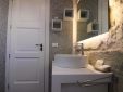 PIETRAVIVA's bathroom
