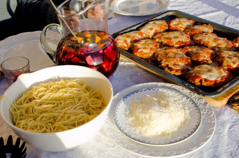 Wiener Schnitzel, Spaghetti, red wine