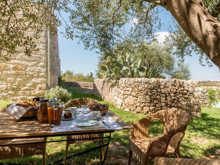 Dining table in the garden of Baglio Occhipinti